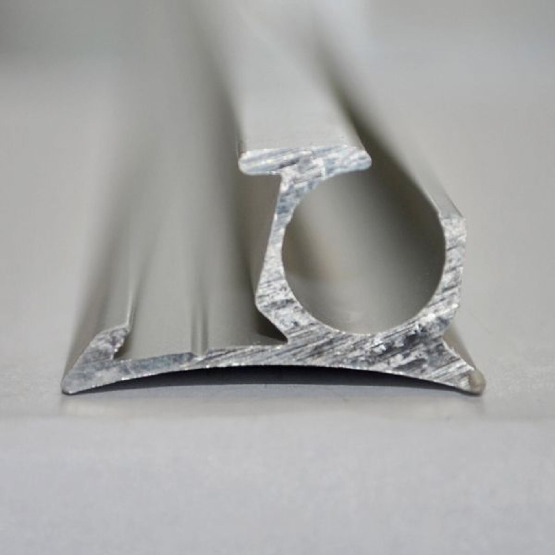 Krycí Alu lišta přímá 25 mm široká, stříbrná eloxovaná