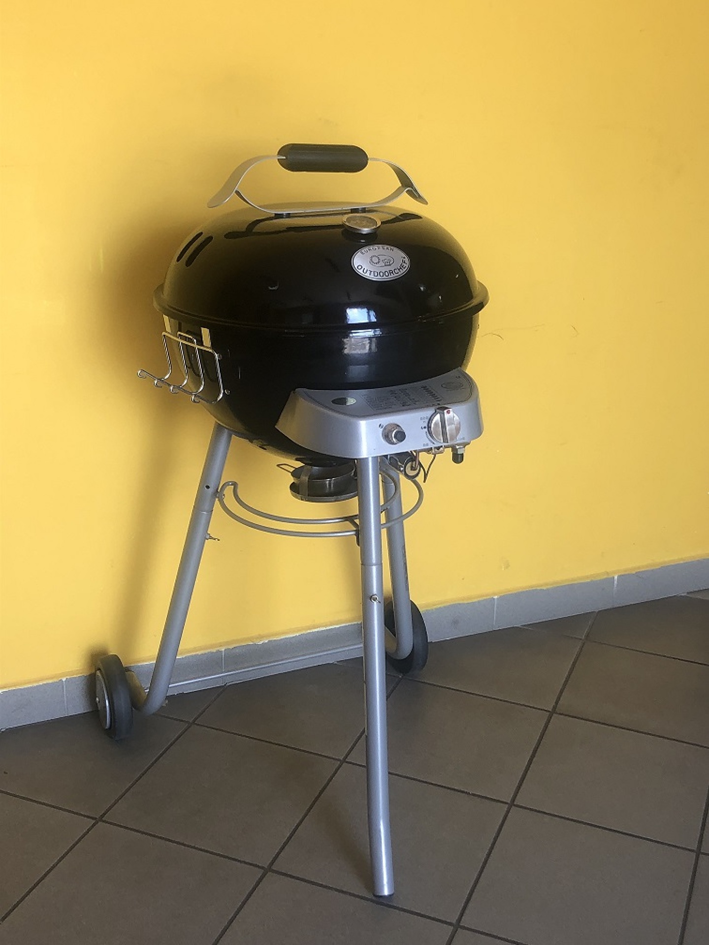 Plynový gril Outdoorchef Porto černý - předváděcí, mírně škrábnutý